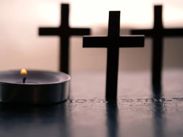 Heilige Bibel Mit Kreuzen Und Teelichterkerzen Nahaufnahme Makroaufnahme Selektiver Fokus — Stockfoto