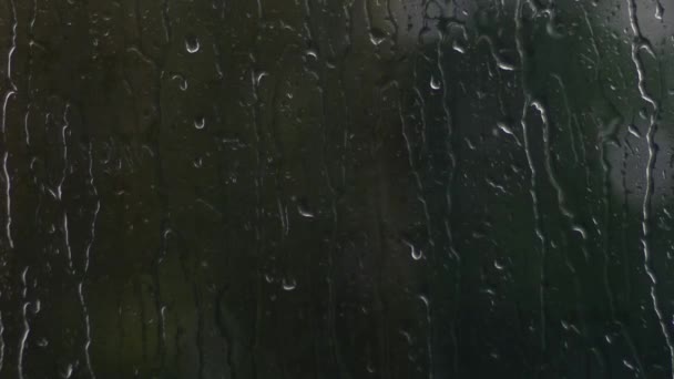 Kasvetli Yağmurlu Bir Günde Penceredeki Yağmur Damlaları Yavaş Çekimde Seçici — Stok video