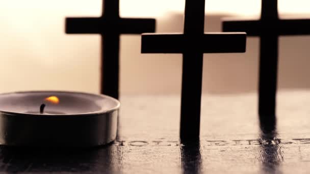 Santa Biblia Con Cruces Velas Luz Cerca Macro Cámara Lenta — Vídeos de Stock