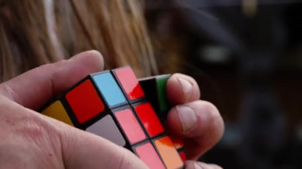 Rubiks Κύβος Προσπαθεί Λύσει Δύσκολο Παζλ Κοντά Πυροβόλησε Επιλεκτική Εστίαση — Αρχείο Βίντεο