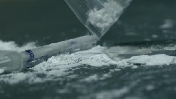 Drugsverslaafde Bereidt Lijnen Heroïne Voor Voor Injectie Slow Motion Toont — Stockvideo