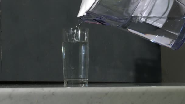 水フィルターから水のガラスを注ぐ女中出しスローモーション4K選択的フォーカス — ストック動画