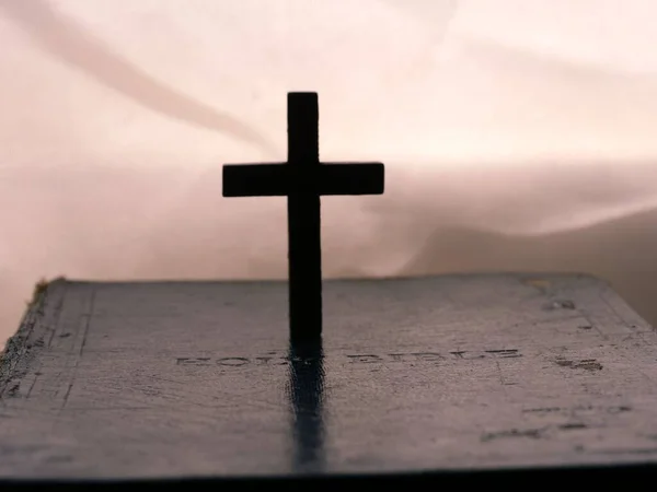 Svatá Bible Dřevěným Křížem Křížem Zblízka Makro Záběr Selektivní Zaměření — Stock fotografie