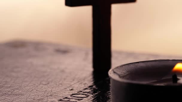 Sainte Bible Avec Crucifix Bougies Chauffe Plat Gros Plan Macro — Video