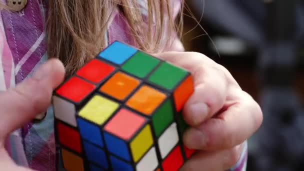 Rubiks Cube Próbuje Rozwiązać Trudne Zagadki Zbliżenie Zoom Shot Selektywne — Wideo stockowe