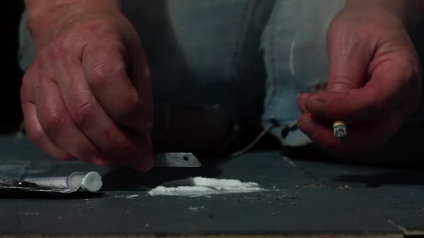 Drugsverslaafde Bereidt Lijnen Van Cocaïne Close Slow Motion Zoom Tonen — Stockvideo