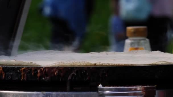 在街头展销会上 在折叠式烤箱上用巧克力制作卷曲煎饼时 镜头选择了焦距 — 图库视频影像