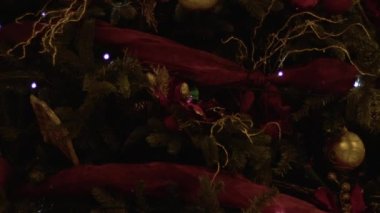 Geleneksel Noel ağacı yanıp sönen ışıklarla süslenmiş 4K 'lık seçici odak noktasını kapat 