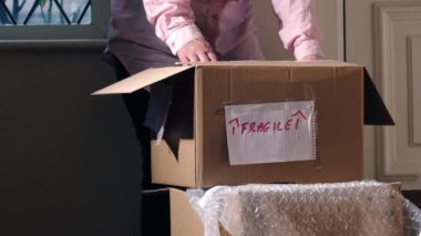 Karton kutularla eve taşınırken orta çekim, yavaş çekim, seçici odak noktası 