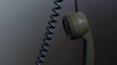 Klasik döner telefon alıcısı, yavaş çekim 4k seçici odak noktasını kapatıyor.