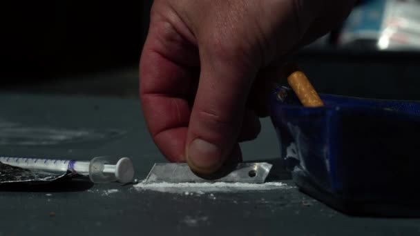 Drogadicto Preparando Líneas Cocaína Cerca Cámara Lenta Muestran Enfoque Selectivo — Vídeos de Stock