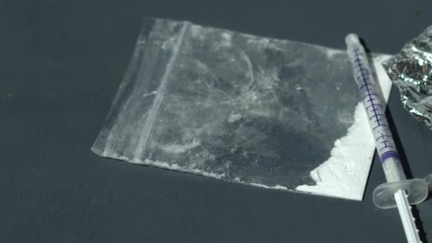 Branco Drogas Heroína Com Seringa Folha Dolly Fechar Foco Seletivo — Vídeo de Stock