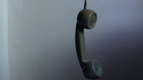 Vintage Roterende Telefoon Ontvanger Opknoping Mediium Slow Motion Selectieve Focus — Stockvideo