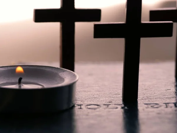 Heilige Bibel Mit Kreuzen Und Teelichterkerzen Nahaufnahme Makroaufnahme Selektiver Fokus — Stockfoto