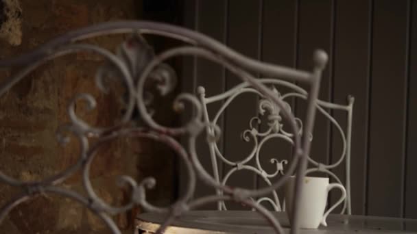 酒店客房庭院里的格子咖啡桌上的单个咖啡杯中 中型娃娃变焦镜头选择性聚焦 — 图库视频影像