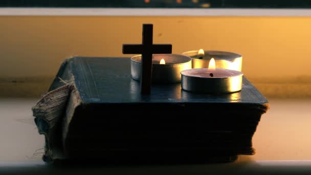 Heilige Bibel Mit Kruzifix Und Teelichterkerzen Nahaufnahme Zeitlupe Zoom Schuss — Stockvideo