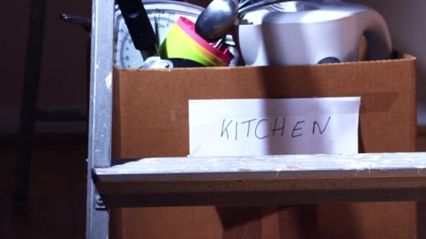 Переїзд Додому Кухонними Товарами Упакованими Коробку Середнього Масштабу Ляльковий Знімок — стокове відео