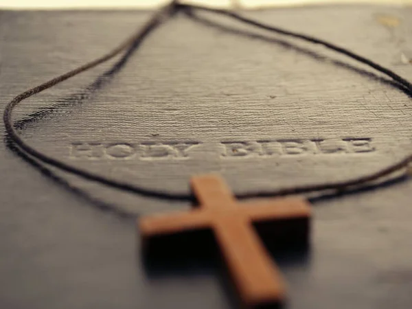 Bíblia Sagrada Com Crucifixo Madeira Cruz Close Tiro Foco Seletivo — Fotografia de Stock