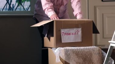 Karton kutularla eve taşınırken 4k yavaş çekim seçici odak noktası 