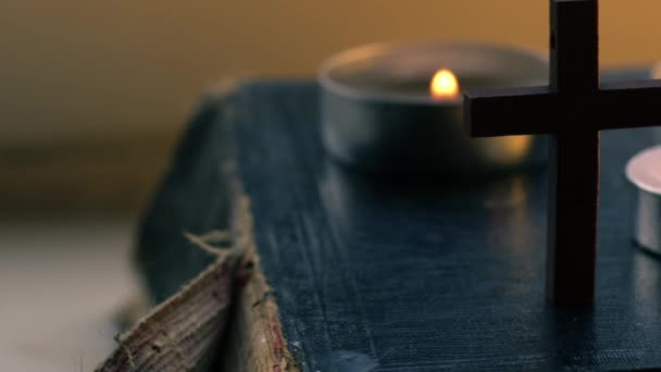 Święta Biblia Krzyżykami Świecami Przy Herbacie Zbliżenie Dolly Zoom Strzał — Wideo stockowe