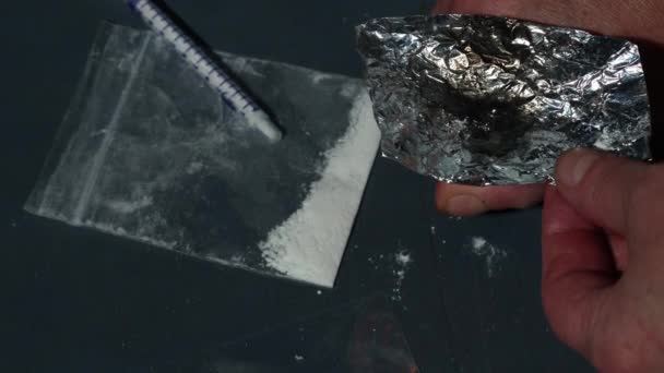Drugsverslaafde Verbrandt Heroïne Folie Close Slow Motion Zoom Toont Selectieve — Stockvideo