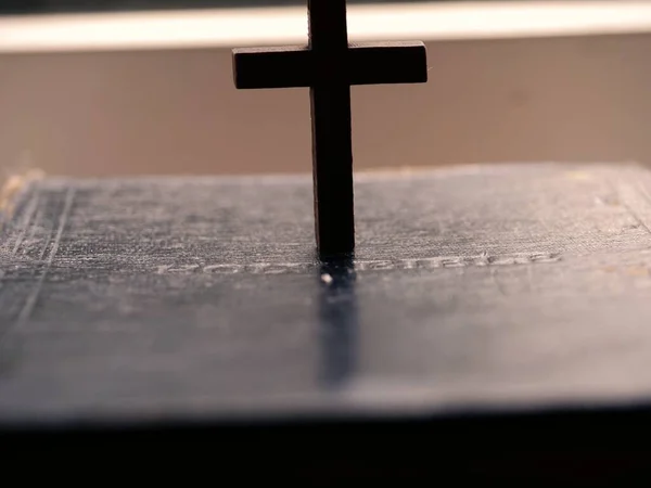Bíblia Sagrada Com Crucifixo Madeira Cruz Close Macro Tiro Foco — Fotografia de Stock