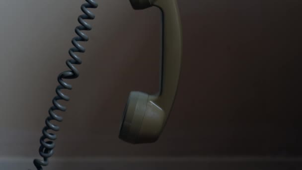 Vintage Roterende Telefoon Ontvanger Opknoping Medium Slow Motion Kantelen Selectieve — Stockvideo