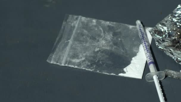 Polvo Blanco Drogas Heroína Con Jeringa Papel Aluminio Dolly Close — Vídeos de Stock