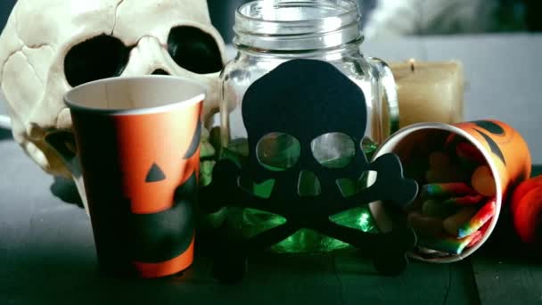 Хэллоуин Зелье Напиток Кексы Трюка Лечения Среднего Снимка Куклы Зум — стоковое видео