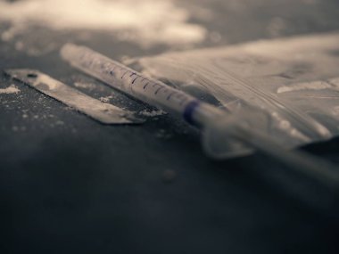 Şırıngalı eroin tozu ilaçları seçici odak noktası