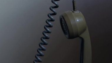 Klasik döner telefon alıcısı yavaş çekim zoom seçici odak yakın asılı