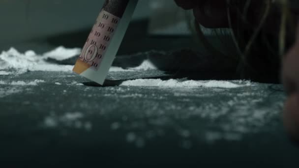 Drugsverslaafde Snuivende Lijn Van Cocaïne Close Slow Motion Zoom Tonen — Stockvideo