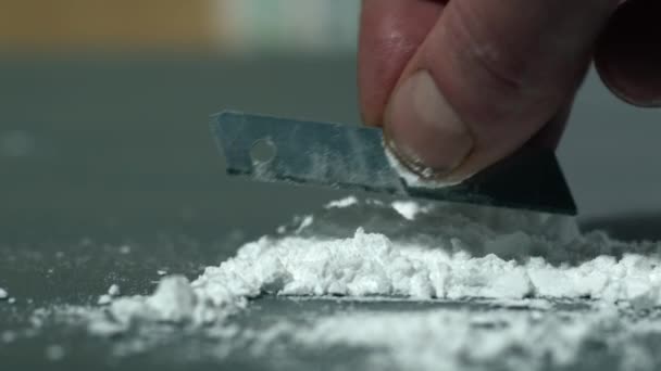 Drugsverslaafde Bereidt Lijnen Heroïne Voor Voor Injectie Slow Motion Zoom — Stockvideo