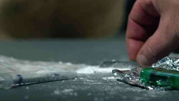 吸毒成瘾者为注射中慢动作变焦镜头选择焦距准备海洛因系列 — 图库视频影像
