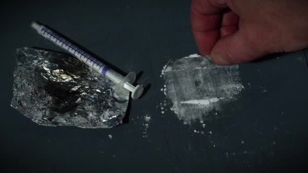 Drugsverslaafde Bereidt Lijnen Heroïne Voor Voor Injectie Medium Slow Motion — Stockvideo