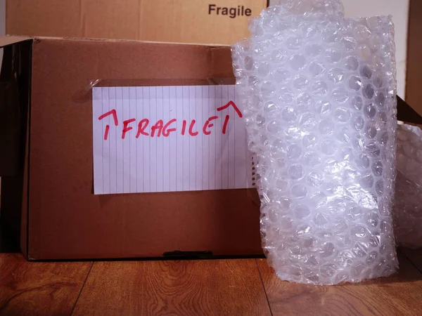 Déplacement Des Objets Fragiles Avec Des Boîtes Carton Enveloppement Bulles — Photo