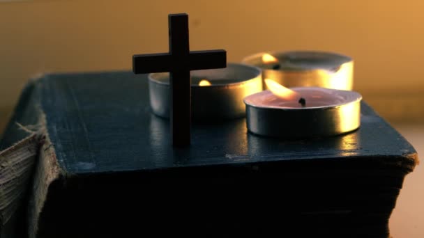 Heilige Bijbel Met Kruisbeeld Thee Licht Kaarsen Close Macro Slow — Stockvideo
