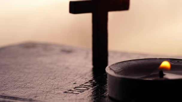 Biblia Sfântă Crucifix Lumânări Ceai Închide Macro Zoom Lent Împușcat — Videoclip de stoc