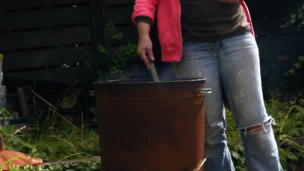 妇女使用垃圾桶焚化炉处置垃圾中弹4K慢动作选择性焦距 — 图库视频影像