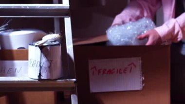 Karton kutularla eve taşınırken orta çekim, yavaş çekim, seçici odak noktası 