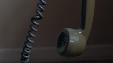 Klasik döner telefon alıcısı yavaş çekim zoom seçici odak yakın asılı