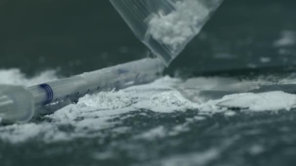 注入媒体の遅い動きのズームのショット選択的な焦点のためのヘロインのラインを準備する薬物中毒 — ストック動画