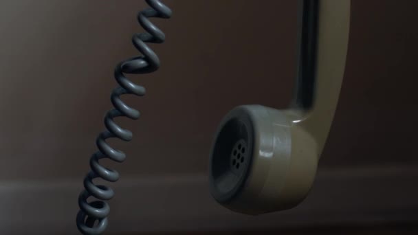 Vintage Obrotowy Telefon Odbiornik Wiszący Zbliżenie Slow Motion Zoom Selektywny — Wideo stockowe