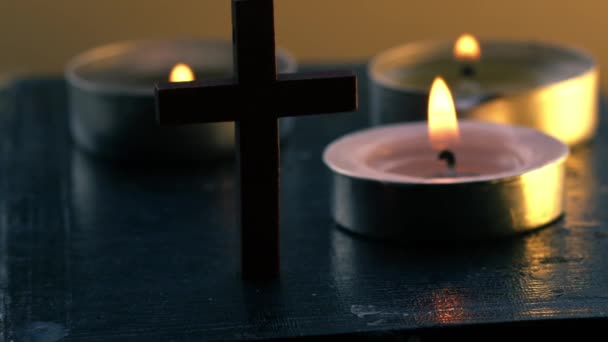 Bíblia Sagrada Com Crucifixo Velas Luz Chá Fechar Macro Câmera — Vídeo de Stock