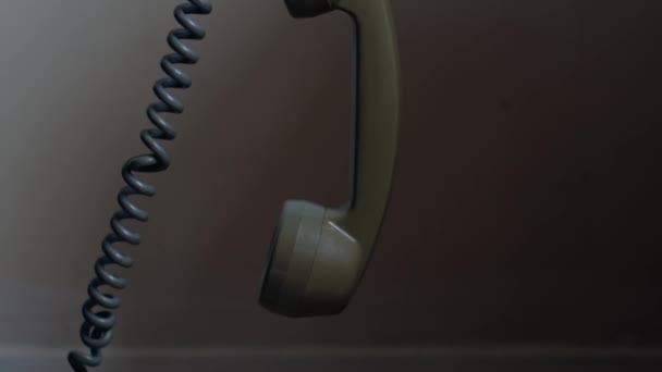 Vintage Roterende Telefoon Ontvanger Opknoping Medium Slow Motion Zoom Kantelen — Stockvideo