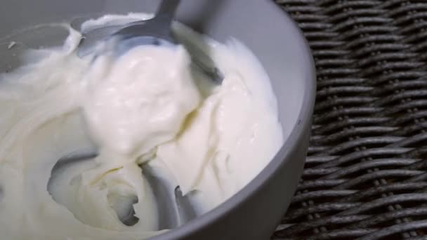 Mieszając Kremowy Gruby Jogurt Grecki Misce Zbliżenie Strzał Selektywny Ostrość — Wideo stockowe