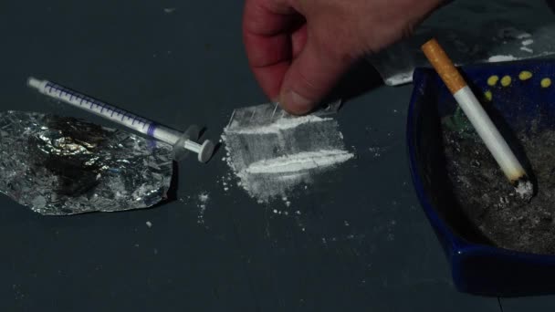 Toxicodependente Prepara Linhas Cocaína Close Slow Motion Mostra Foco Seletivo — Vídeo de Stock