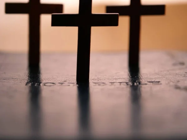 Heilige Bijbel Met Houten Kruis Kruisen Close Macro Shot Selectieve — Stockfoto