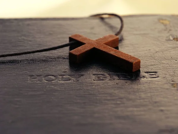 Święta Biblia Drewnianym Krzyżem Krzyż Zbliżenie Strzał Selektywny Ostrość — Zdjęcie stockowe