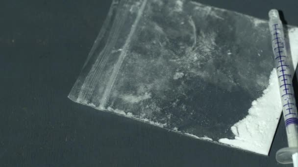 Branco Drogas Heroína Com Seringa Folha Dolly Close Zoom Foco — Vídeo de Stock
